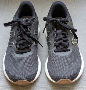 New Balance Woman's 520 Black Sneakers ~ Sz 8.5 Like New